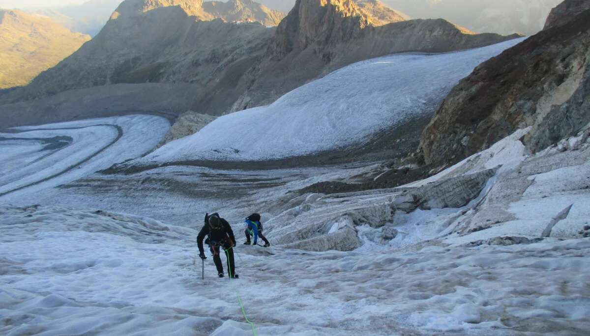 steiler Aufstieg am Piz Palü, im Hintergrund Diavolezza-Hütte | © Paul Hoffmann 2023