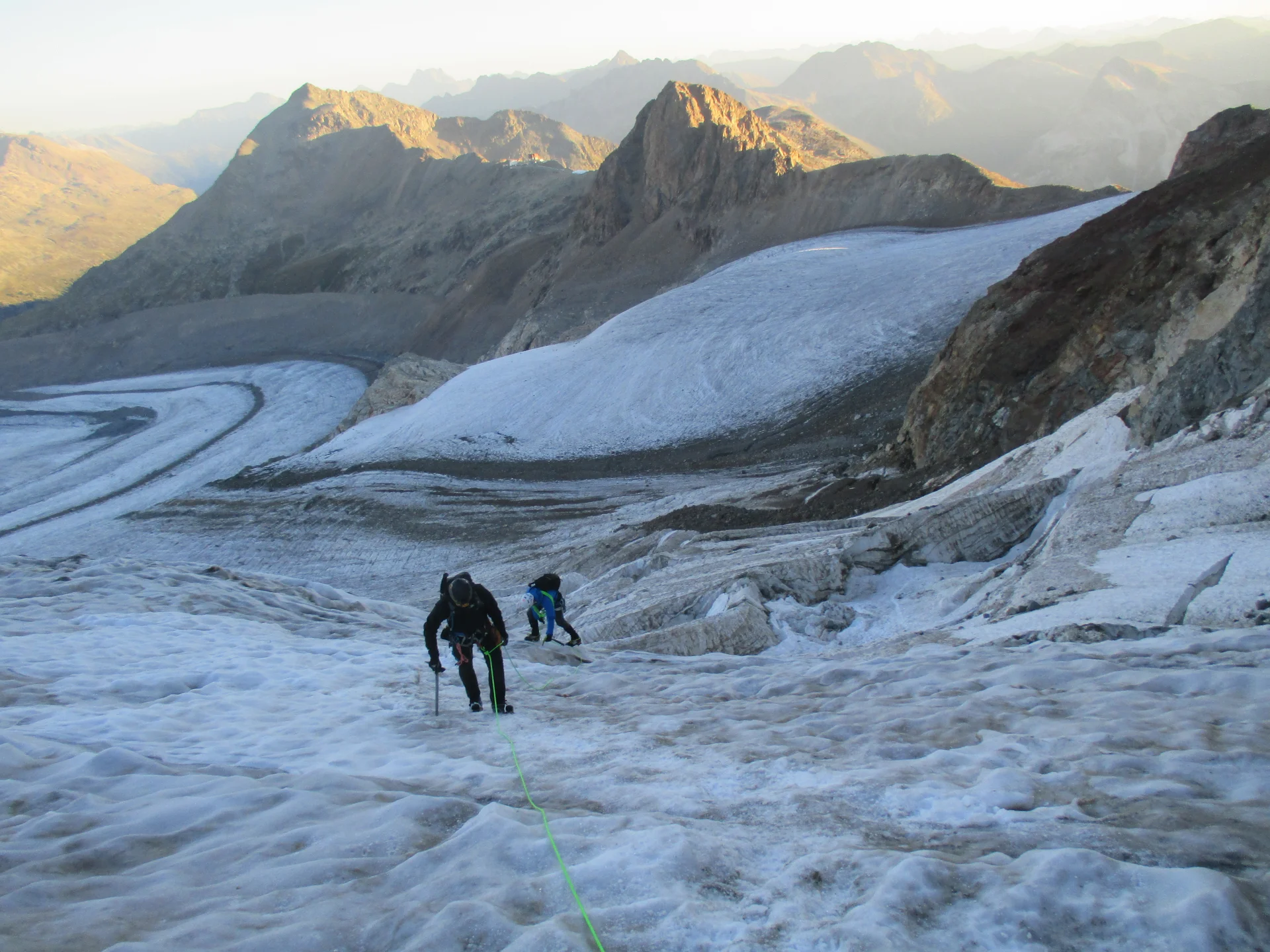 steiler Aufstieg am Piz Palü, im Hintergrund Diavolezza-Hütte | © Paul Hoffmann 2023
