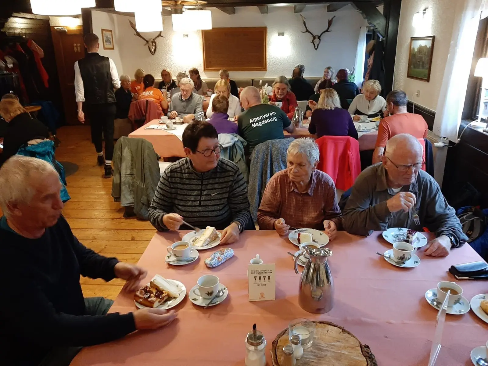 Kaffeetrinken im Forsthaus | © DAV Magdeburg