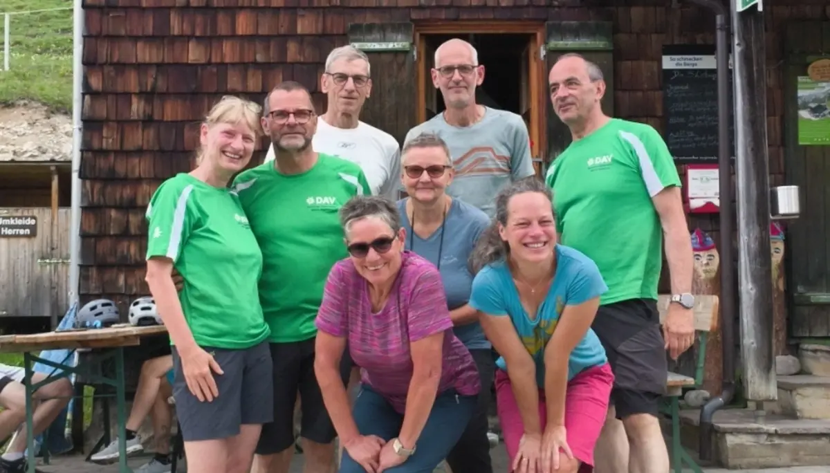 Gruppenbild vor der Hütte | © DAV Magdeburg
