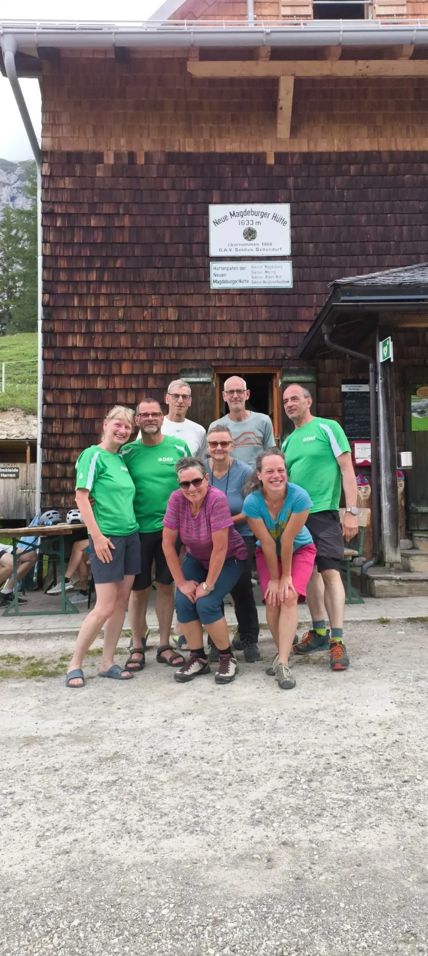 Gruppenbild vor der Hütte | © DAV Magdeburg