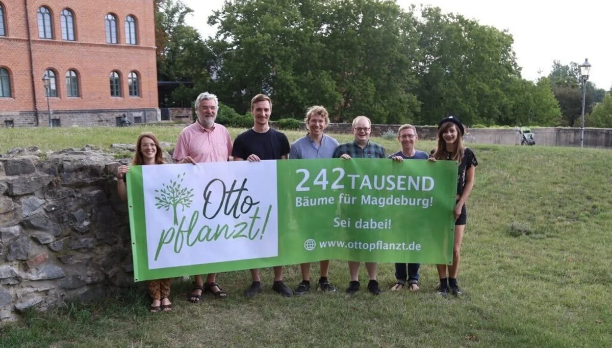 Gruppe mit Banner | © Otto pflanzt.de