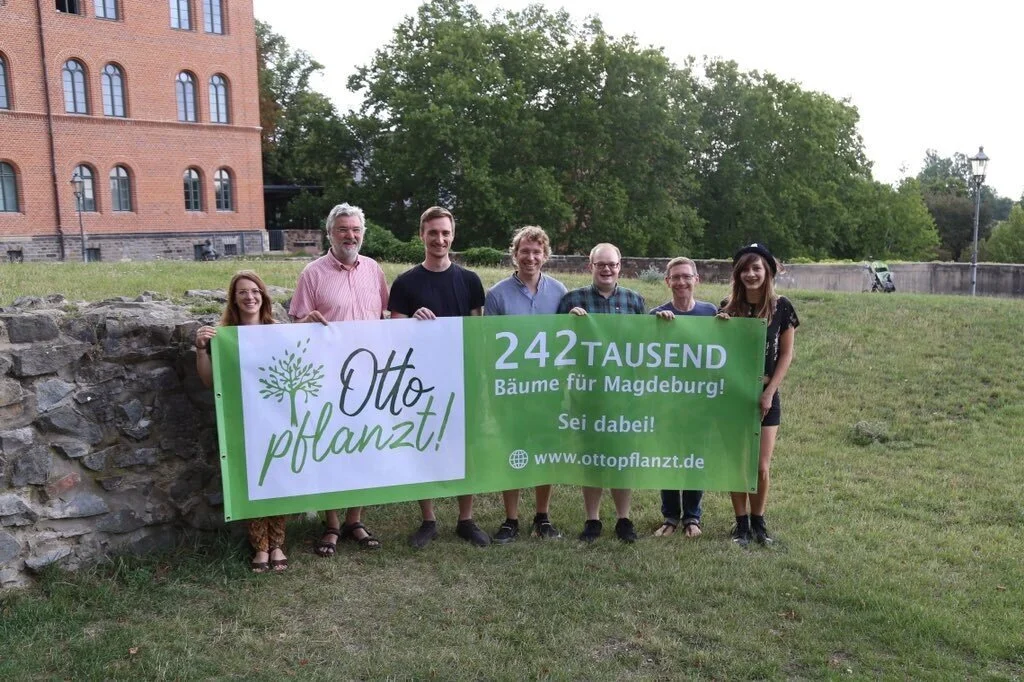 Gruppe mit Banner | © Otto pflanzt.de