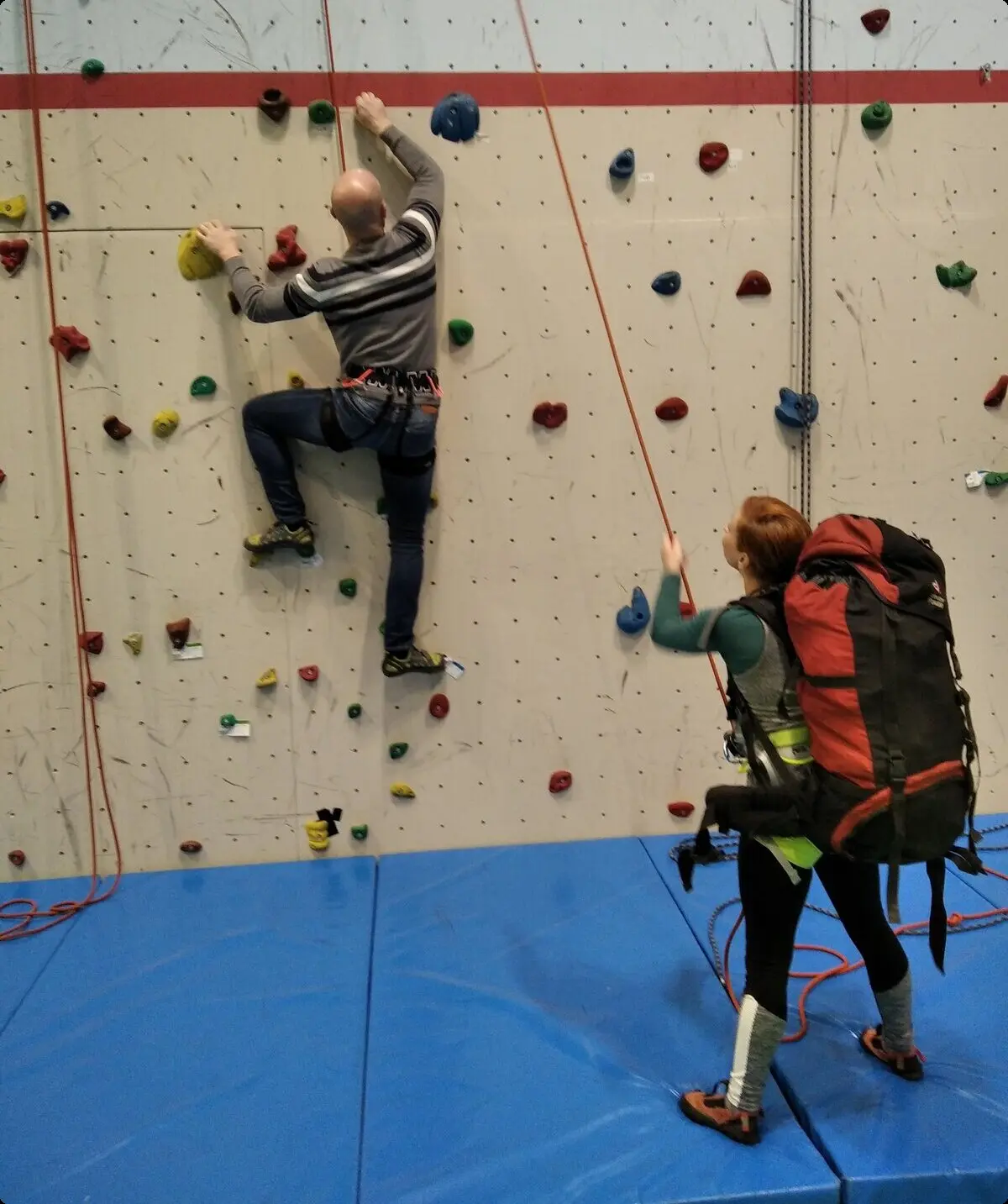 Leichte Sicherungsperson mit Rucksack | © DAV-Sektion Magdeburg 2022
