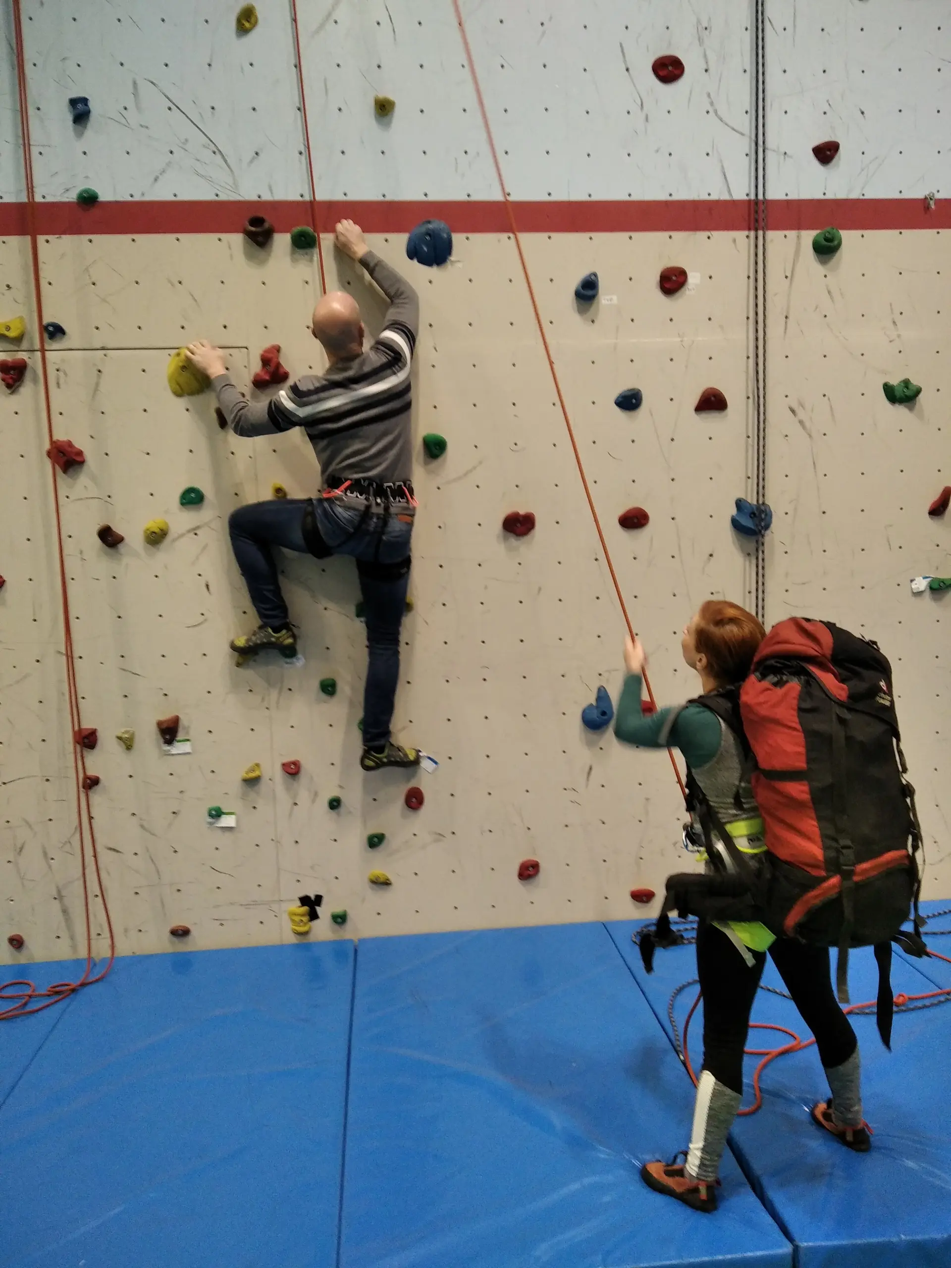 Leichte Sicherungsperson mit Rucksack | © DAV-Sektion Magdeburg 2022