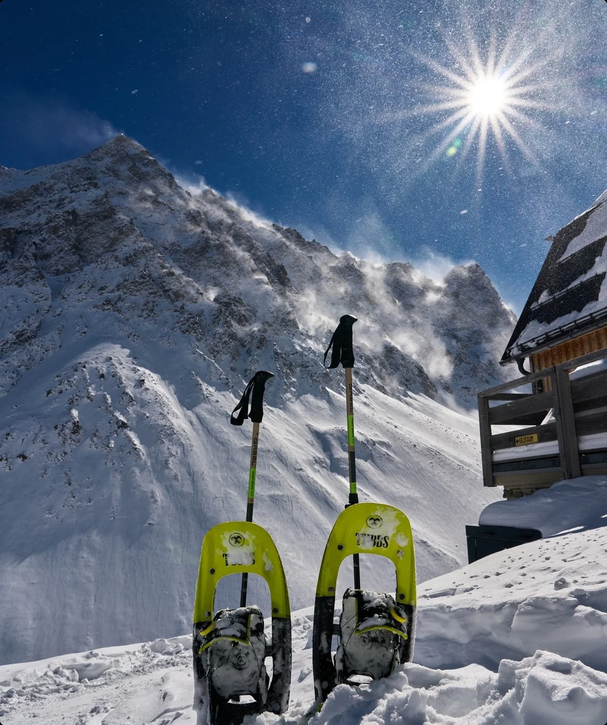 Schneeschuhe vor dem Westfalenhaus | © Alexander Goebel 2024