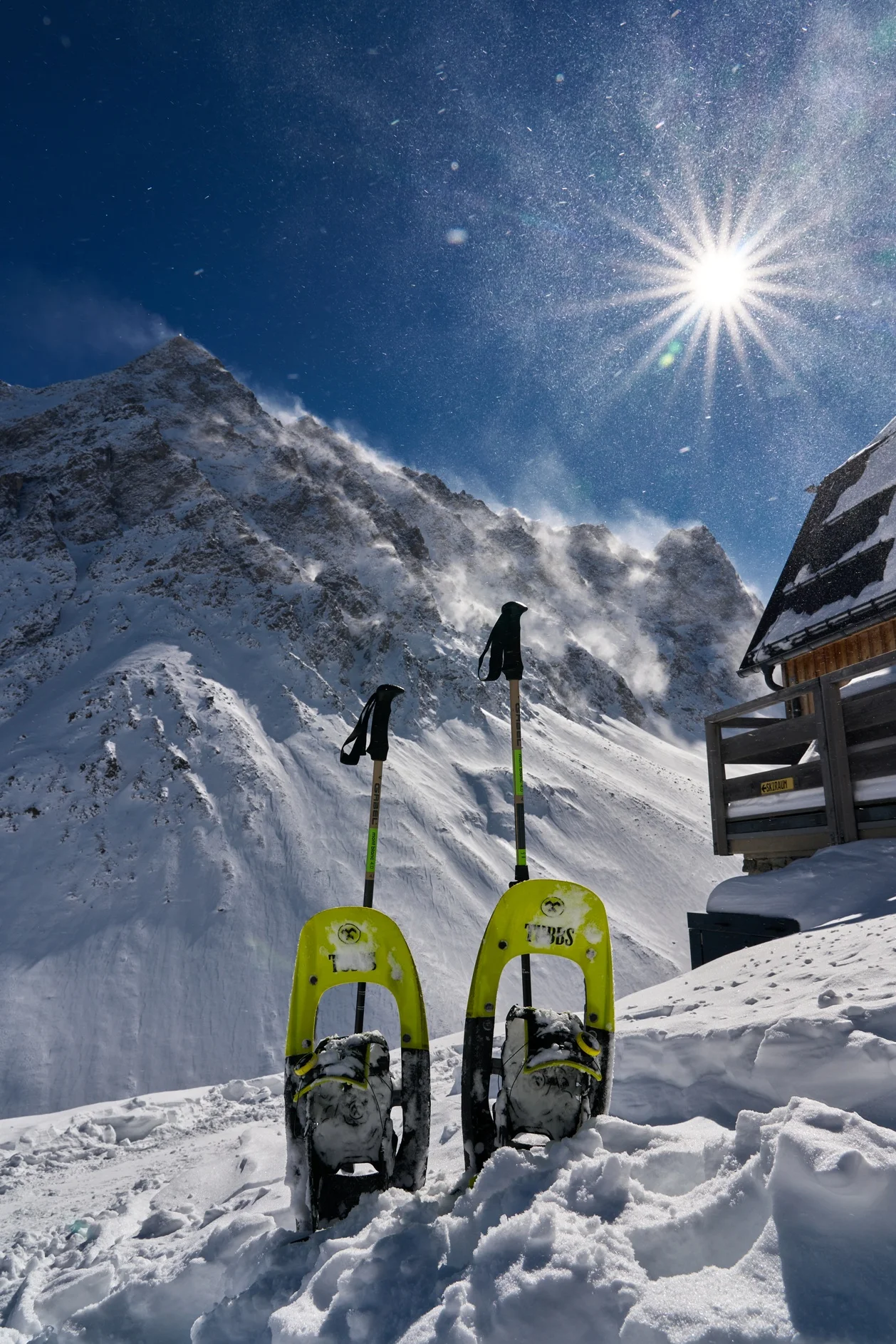 Schneeschuhe vor dem Westfalenhaus | © Alexander Goebel 2024