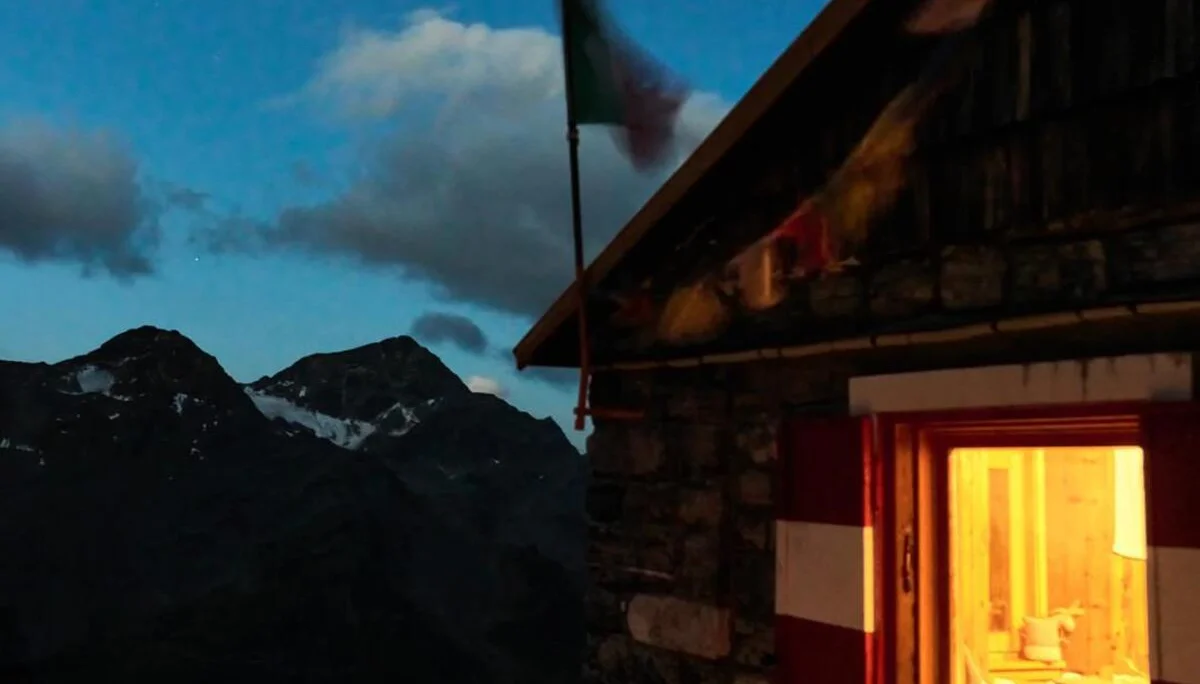 Morgengrauen an der Quinto Alpini Hütte | © Alexander Goebel 2023