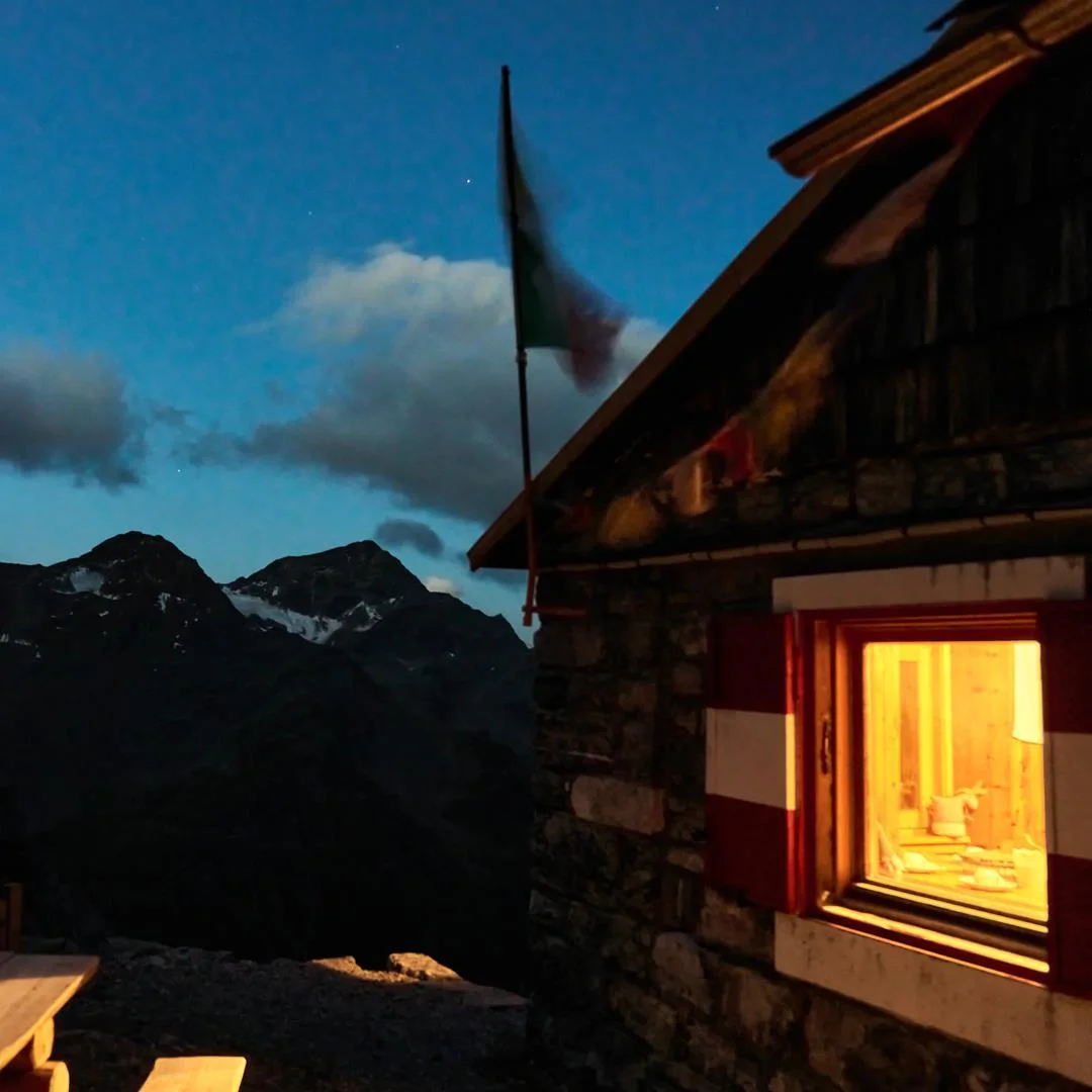 Morgengrauen an der Quinto Alpini Hütte | © Alexander Goebel 2023