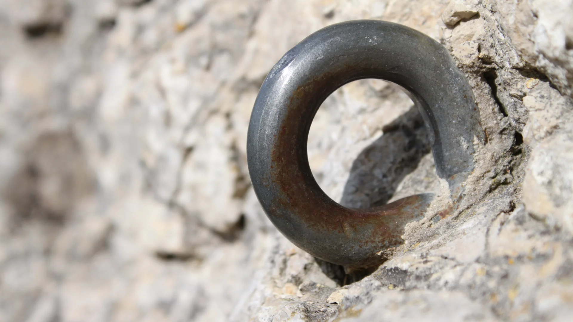 Sicherungsring im Fels | © DAV/Steffen Reich Sicherungsring in den Feld gehauen | © DAV/Steffen Reich