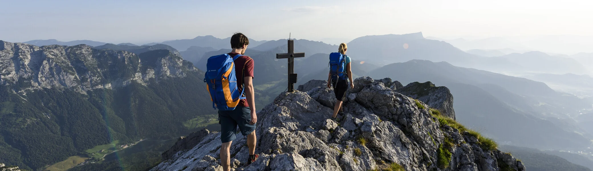 Auf dem Gipfel: Zwei Wanderer aus der Ferne auf eine Berggipfel | © DAV/Wolfgang Ehn