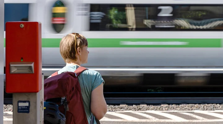 Mobil unterwegs: Eine Frau wartet am Bahnsteig auf den Zug | © DAV / Franz Güntner